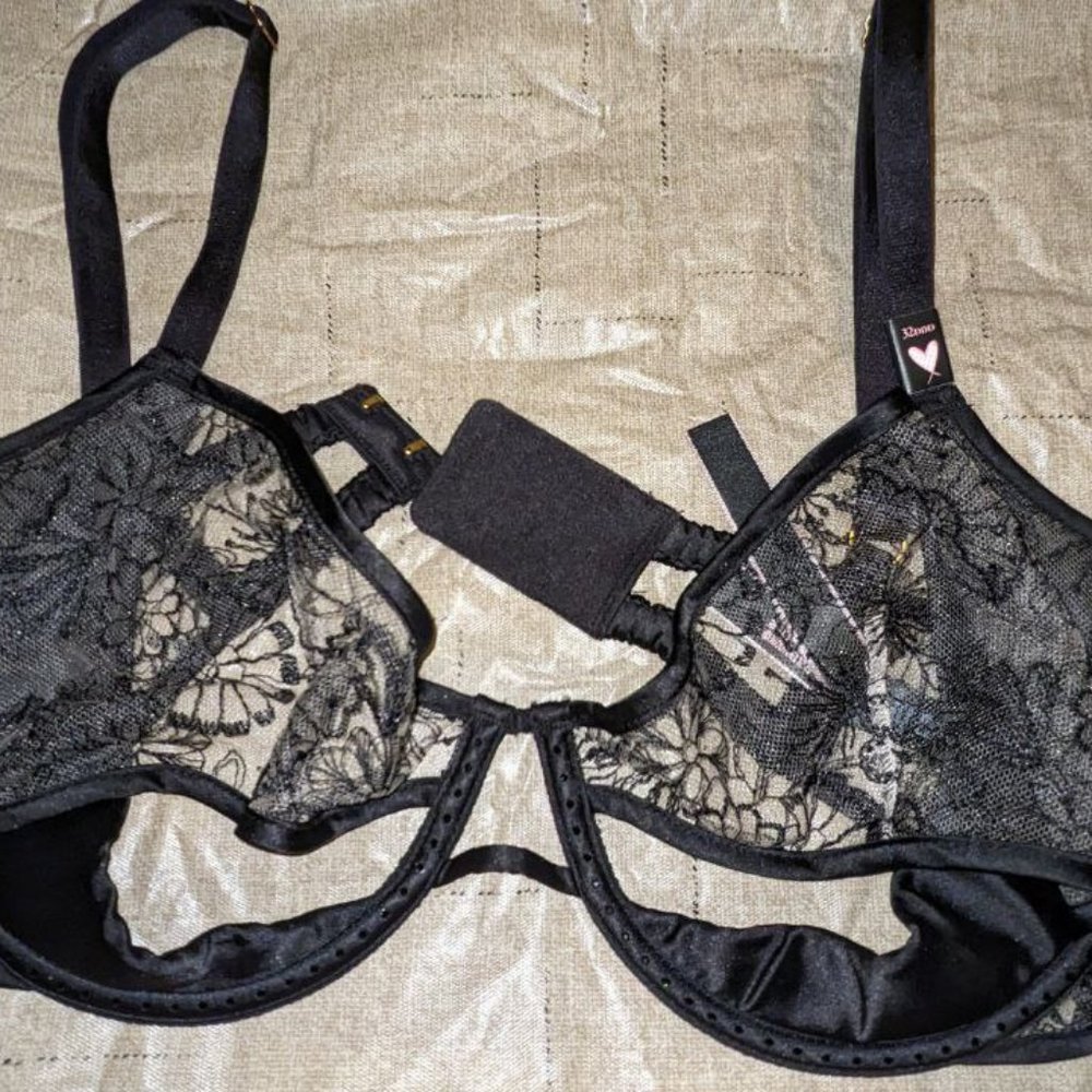 Black lace peekaboo Victoria's Secret bra, NWoT, 32DDD / 32F